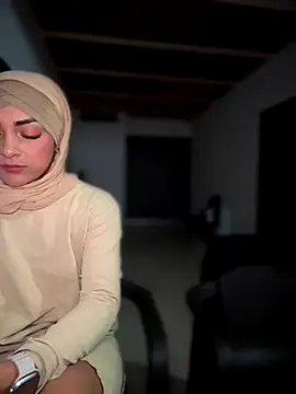 lalilamassu1 online show from September 30, 2025, 1:32 am