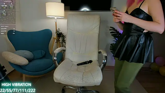 Selena Lily online show from March 20, 2025, 4:42 pm