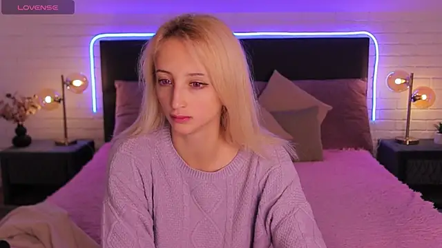 Selena Lily online show from October 4, 2025, 5:49 am