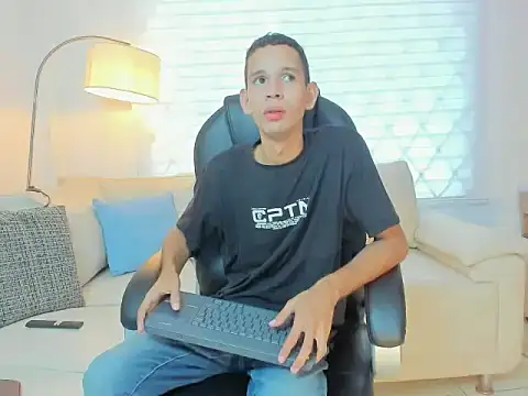 Snapshot of tonny_23cm_ chatting on September 12, 2025, 7:03 pm tonny 23cm online show from September 12, 2025, 7:03 pm