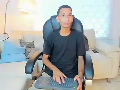 Snapshot of tonny_23cm_ chatting on October 2, 2025, 7:43 pm tonny 23cm online show from October 2, 2025, 7:43 pm