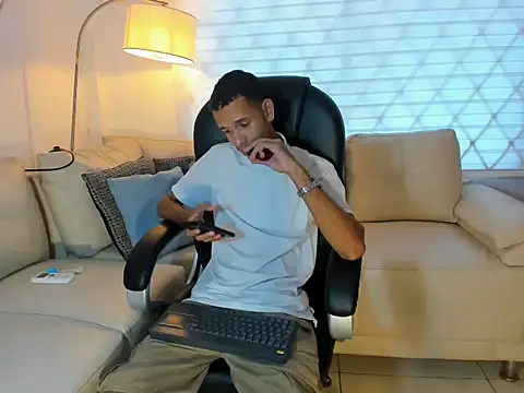 Snapshot of tonny_23cm_ chatting on October 3, 2025, 7:11 pm tonny 23cm online show from October 3, 2025, 7:11 pm