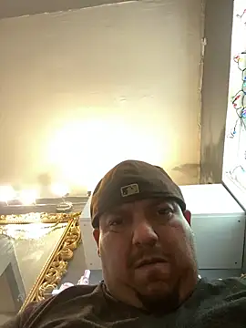 Snapshot of valleyoneofakind chatting on December 8, 2024, 9:19 pm valleyoneofakind online show from December 8, 2024, 9:19 pm