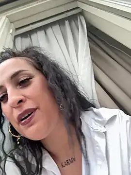 Snapshot of CarolaDrago chatting on February 21, 2025, 4:26 pm CarolaDrago online show from February 21, 2025, 4:26 pm