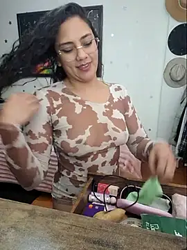 Thaliacooper  online show from August 1, 2026, 11:47 pm
