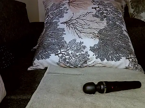 Oliviia  online show from December 15, 2024, 2:05 pm