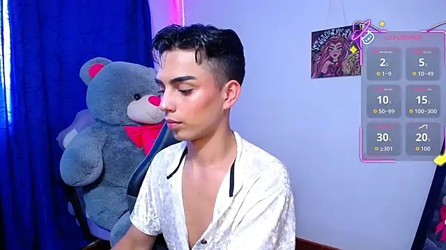 OwenBluee online show from May 26, 2026, 6:04 pm