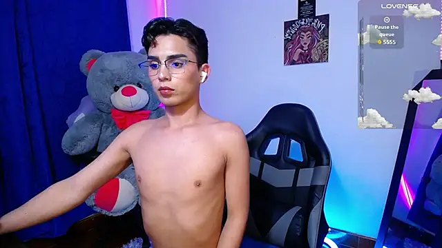 Snapshot of OwenBluee chatting on June 14, 2026, 5:20 am OwenBluee online show from June 14, 2026, 5:20 am