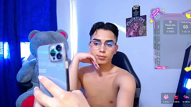 Snapshot of OwenBluee chatting on June 26, 2026, 9:19 pm OwenBluee online show from June 26, 2026, 9:19 pm