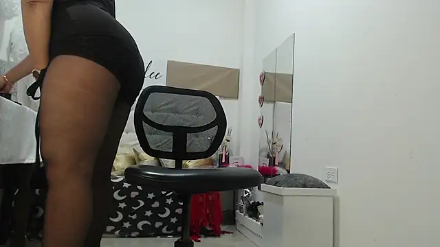 Snapshot of Jadeee_ chatting on March 16, 2025, 2:53 am Jadeee online show from March 16, 2025, 2:53 am