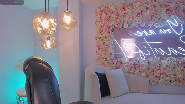 ArianaDumont online show from October 21, 2025, 11:55 am