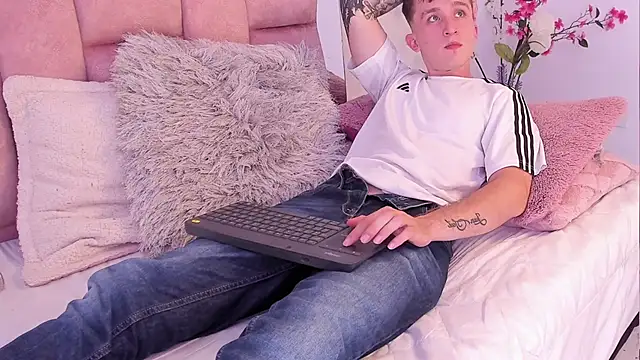 Dylanwhite23  online show from February 24, 2025, 2:08 am