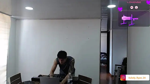 ashely ryan24 online show from November 14, 2025, 7:01 pm