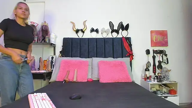 emmily giraldo online show from November 8, 2025, 1:22 pm