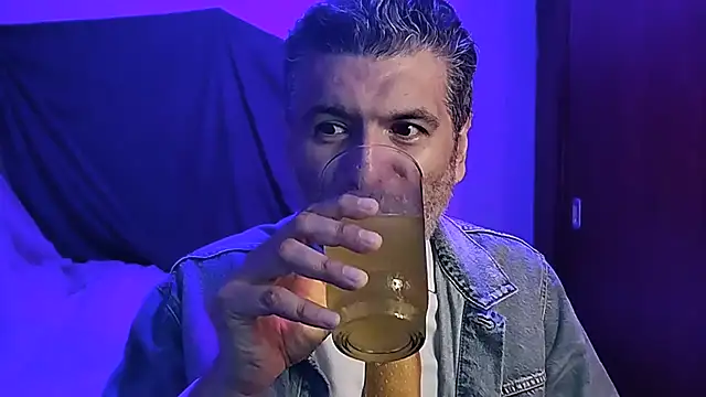 Snapshot of BushBator chatting on September 20, 2025, 6:58 am BushBator online show from September 20, 2025, 6:58 am