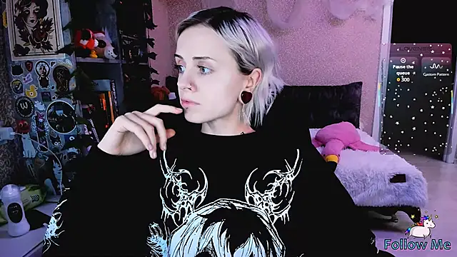 NaniMoore online show from November 12, 2025, 8:08 pm