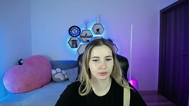 SabrinViolet online show from February 15, 2026, 9:08 am