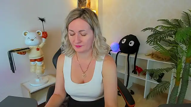 AriFleow online show from October 21, 2025, 11:33 am