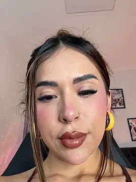 Luna  Ponce online show from September 24, 2025, 3:37 pm