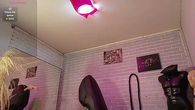 elizatexx online show from October 2, 2025, 7:10 pm