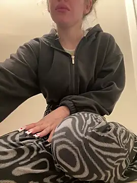 Holly-Glamour online show from March 4, 2025, 12:50 am