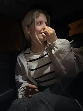 Holly-Glamour online show from March 4, 2026, 11:33 pm