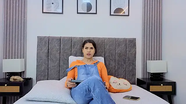 Luciana Ortiz1 online show from February 2, 2026, 1:32 pm