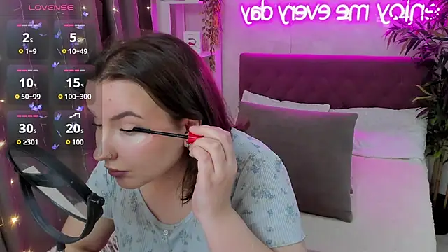 FeralPeach online show from October 25, 2025, 5:04 am