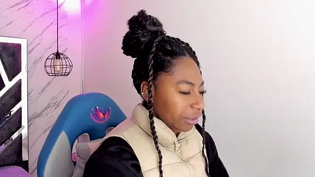 Queen perla  online show from November 10, 2025, 12:04 pm