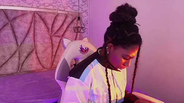 Queen perla  online show from November 21, 2025, 12:26 pm