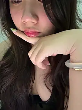 Snapshot of Hotellinh12 chatting on May 5, 2026, 4:04 pm Hotellinh12 online show from May 5, 2026, 4:04 pm