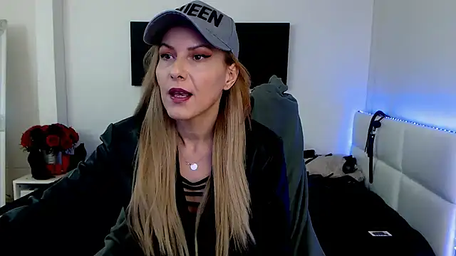 EvelynQueenn online show from February 3, 2025, 6:13 am