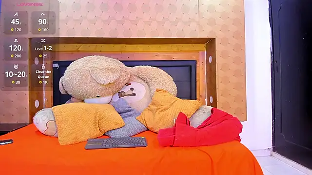 SofiAndNicol online show from December 17, 2025, 11:05 am