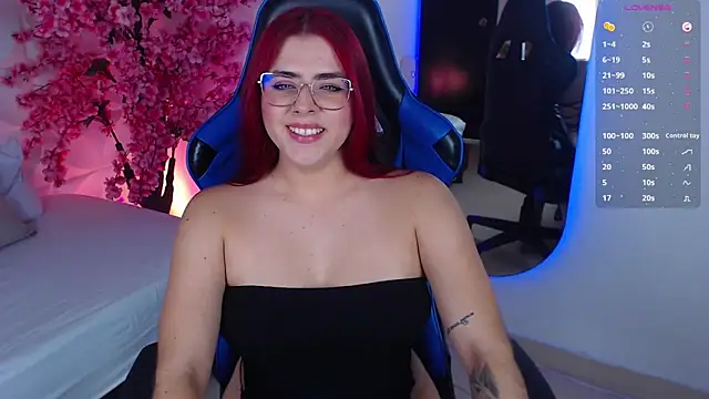 lizowenn  online show from November 27, 2025, 7:49 pm
