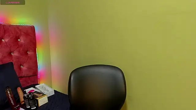 Snapshot of blue_violette_ chatting on October 18, 2025, 7:47 pm blue violette online show from October 18, 2025, 7:47 pm