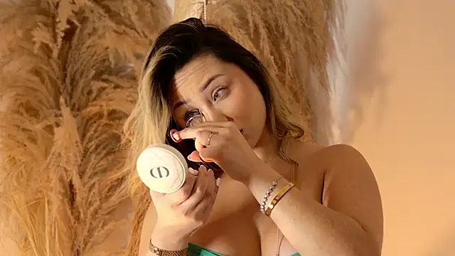 Snapshot of SaraFerreira chatting on February 18, 2025, 12:26 am SaraFerreira online show from February 18, 2025, 12:26 am