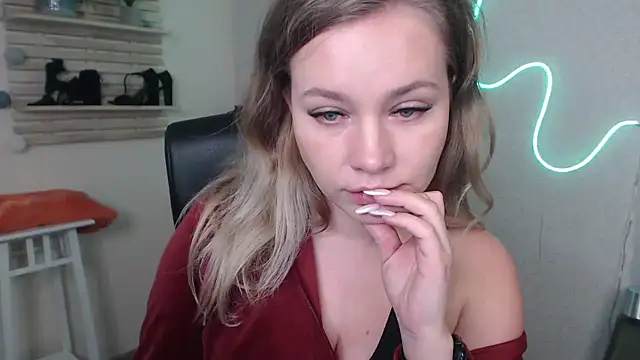 holly xglam online show from December 4, 2024, 11:41 am