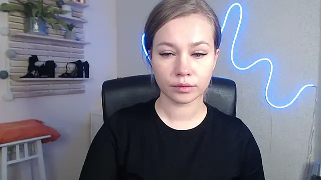 holly xglam online show from December 5, 2024, 3:04 am