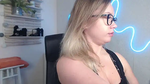 holly xglam online show from December 5, 2024, 6:10 am