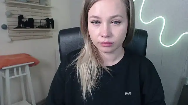 holly xglam online show from December 9, 2024, 9:39 am