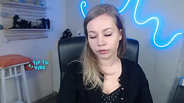 holly xglam online show from December 30, 2024, 6:31 am