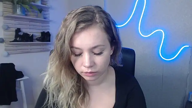 holly xglam online show from January 7, 2025, 10:43 am