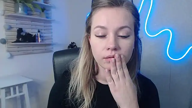 holly xglam online show from January 9, 2025, 9:16 am