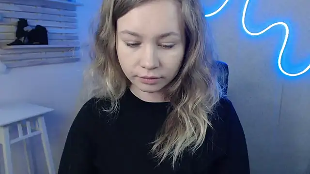 holly xglam online show from February 11, 2025, 4:33 am