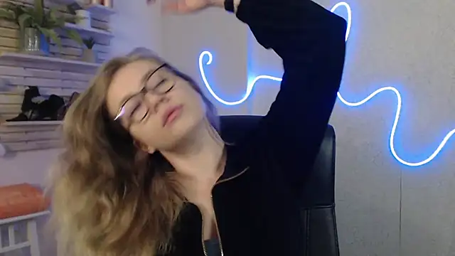 holly xglam online show from February 13, 2025, 1:29 am