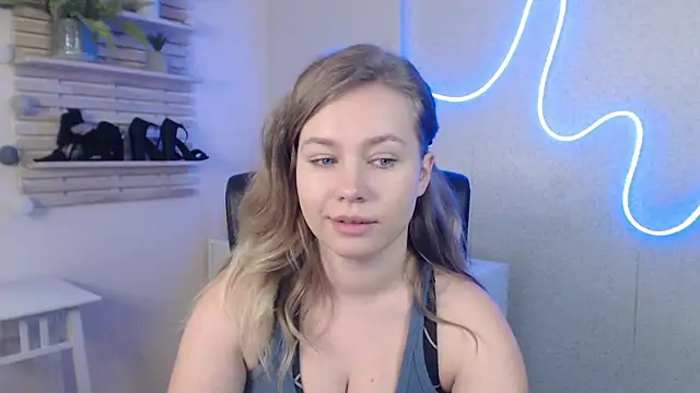 holly xglam online show from February 13, 2025, 7:45 am