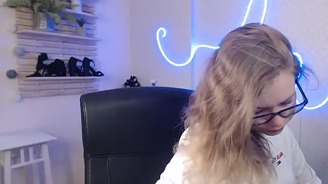 holly xglam online show from February 14, 2025, 2:28 am