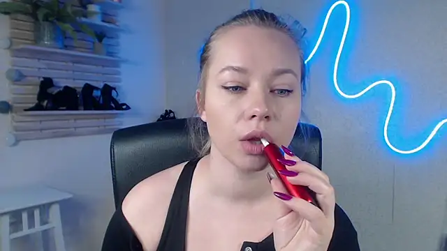 holly xglam online show from February 20, 2025, 3:23 am