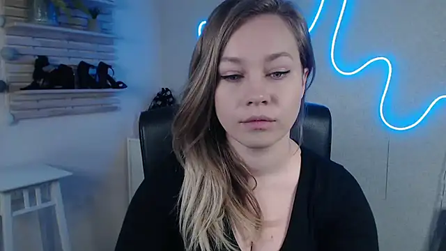 holly xglam online show from February 24, 2025, 12:20 am