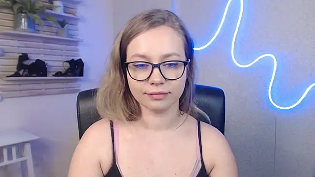 holly xglam online show from March 7, 2025, 4:24 am